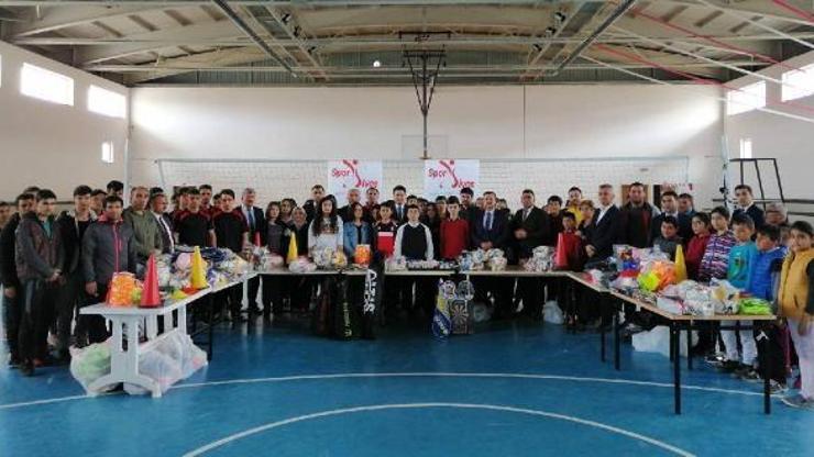 Zarada öğrencilere spor malzemesi desteği