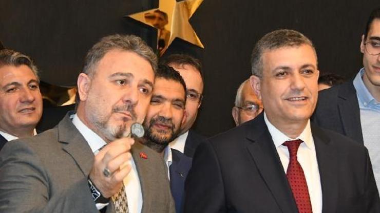 Esenyurt Belediye Başkanı Kemal Deniz Bozkurt mazbatasını aldı