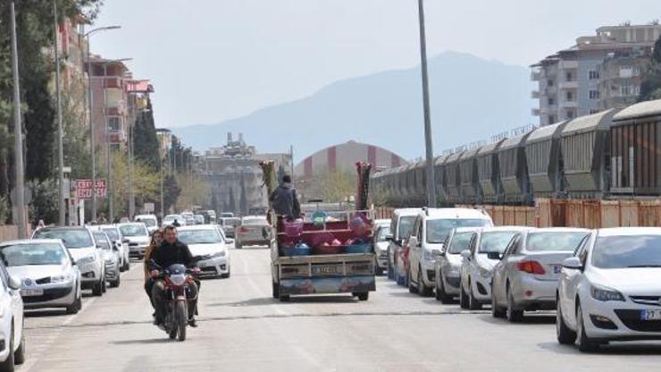 Kamyonet kasasında tehlikeli yolculuk