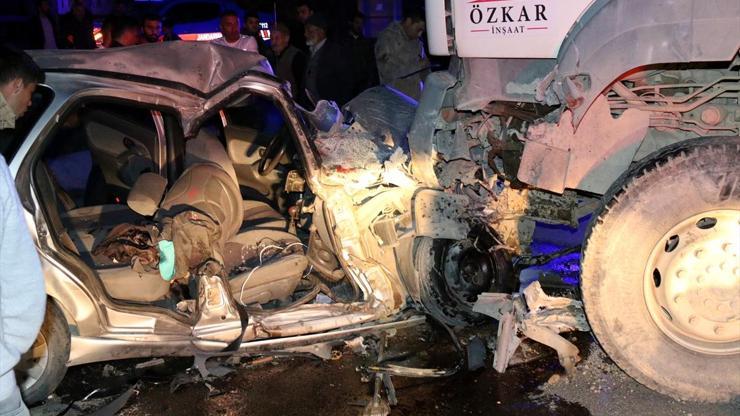 Beton mikseri ile otomobil çarpıştı: 4 yaralı