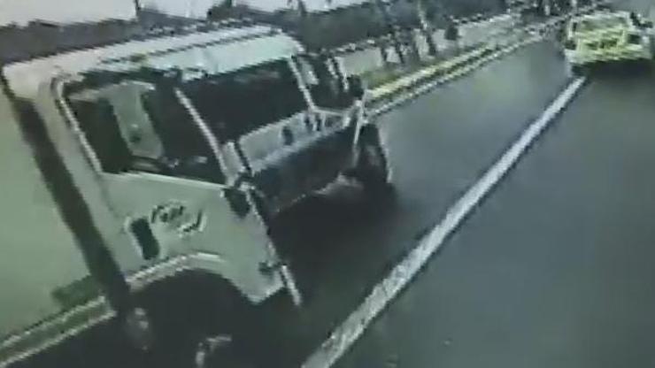 Polis minibüsüne kamyonet böyle çarptı