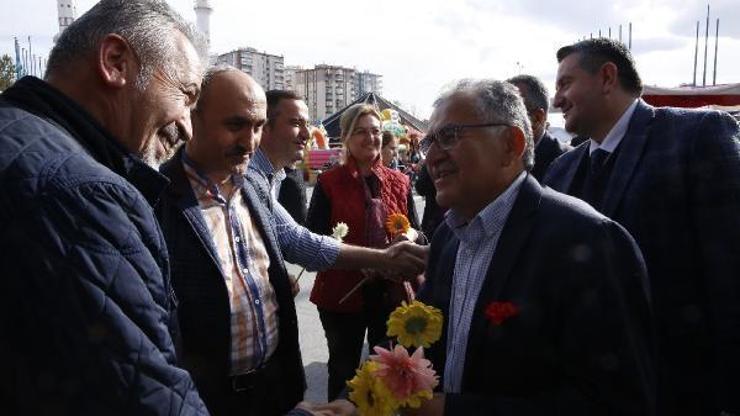 Başkan Büyükkılıç, yöresel ürünler fuarında