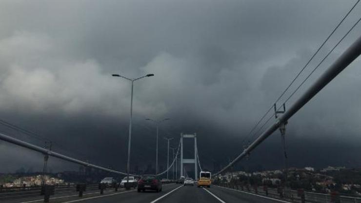 İstanbulda korkutan kara bulutlar