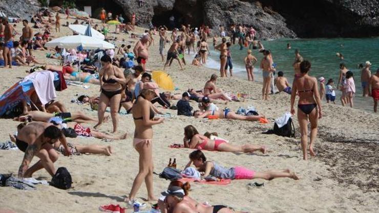 Alanyada tatilciler plajları doldurdu
