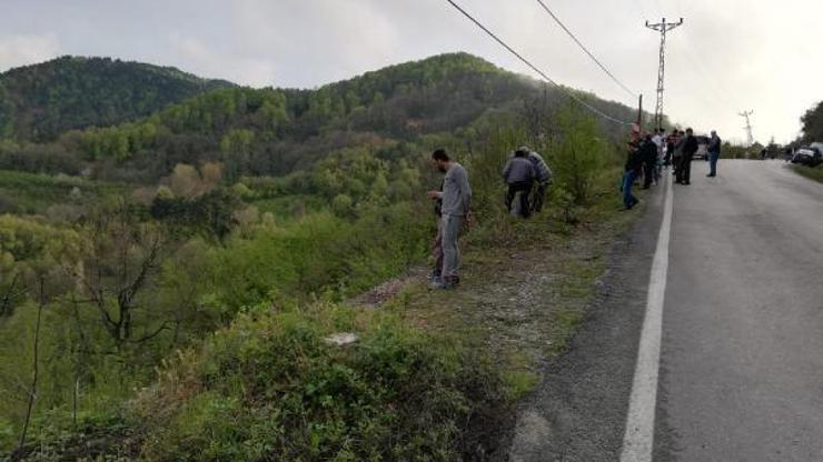Uçuruma yuvarlanan otomobilden baba ve oğlu kurtarıldı