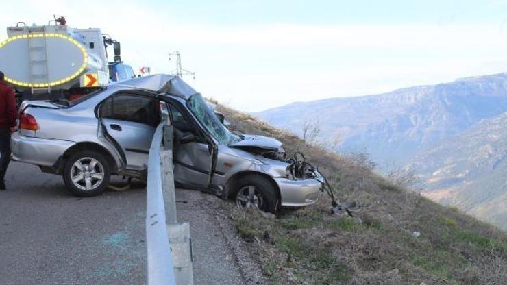 Bariyerlere saplanan otomobil, uçuruma düşmekten kurtuldu