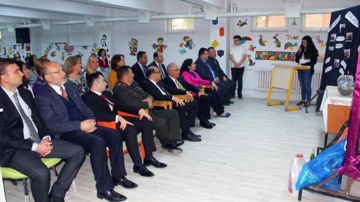 Öğrenciler, geri dönüşümden kazandıkları parayı Mehmetçik Vakfına bağışladı
