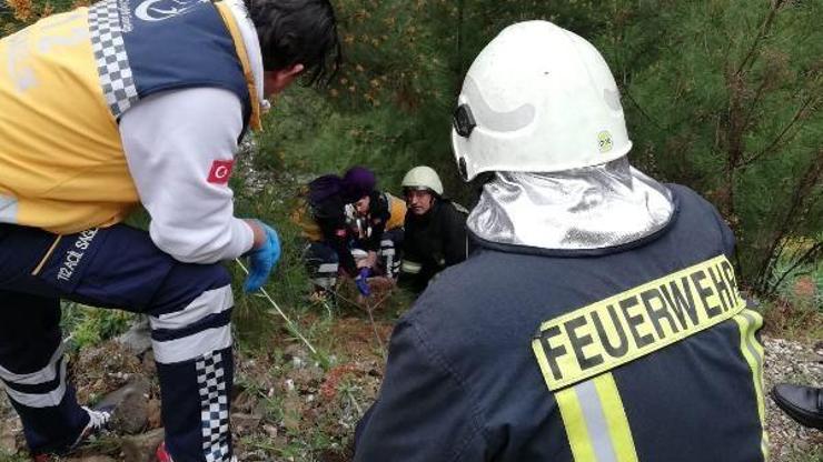 Otomobil şarampole uçtu: 2 yaralı