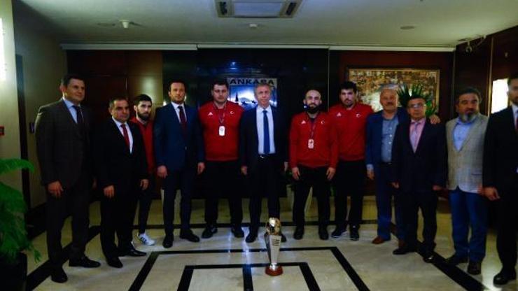 Milli güreşçiler, Mansur Yavaşı ziyaret etti