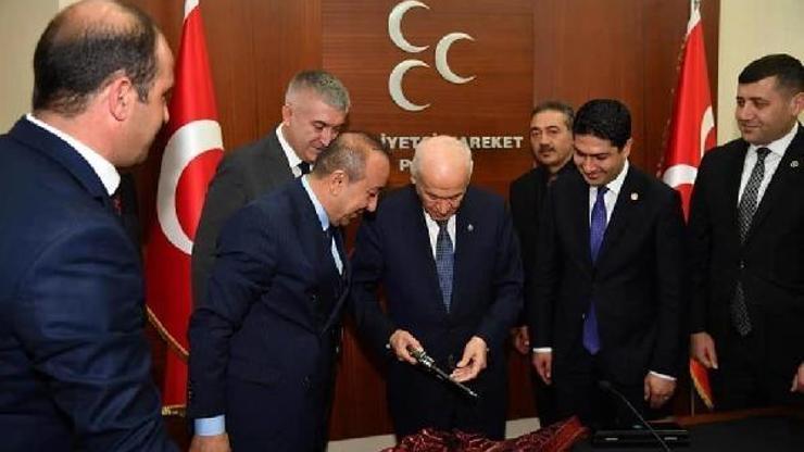 Bahçeliye, hediye 149 yıllık tabanca
