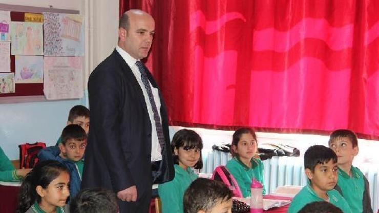 Kangal Kaymakamı Öztabaktan okullara ziyaret