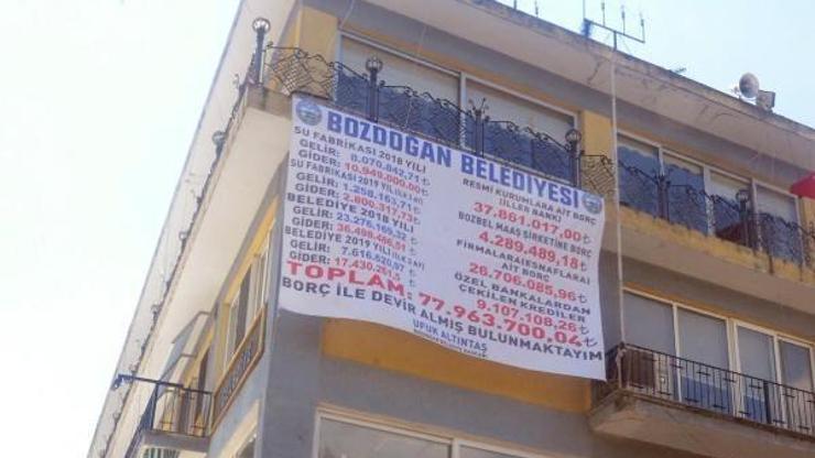 Devraldığı belediyenin borçlarını afişle duyurdu