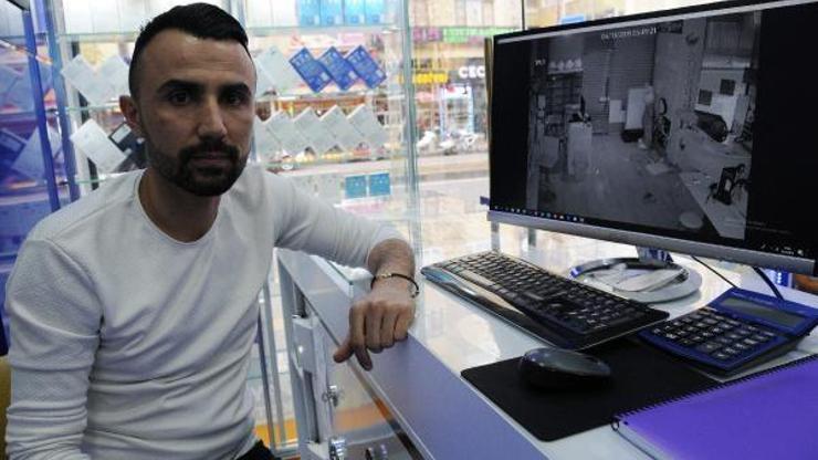 Bayiden cep telefonu hırsızlığı kamerada