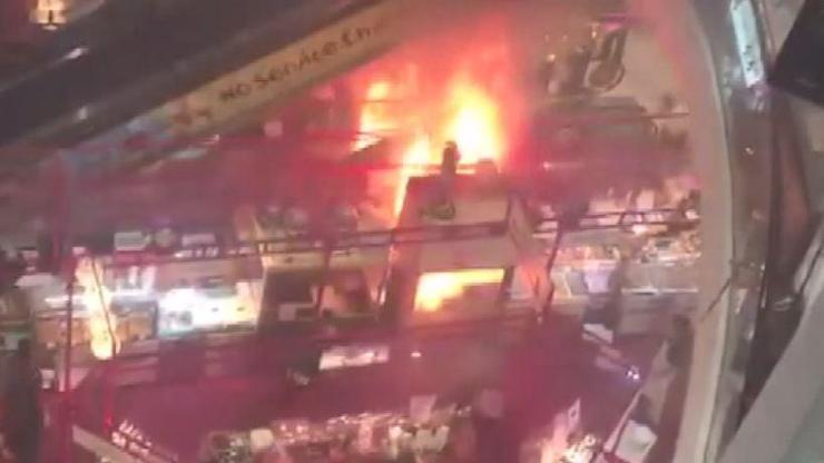 Singapur’da alışveriş merkezinde yangın paniği