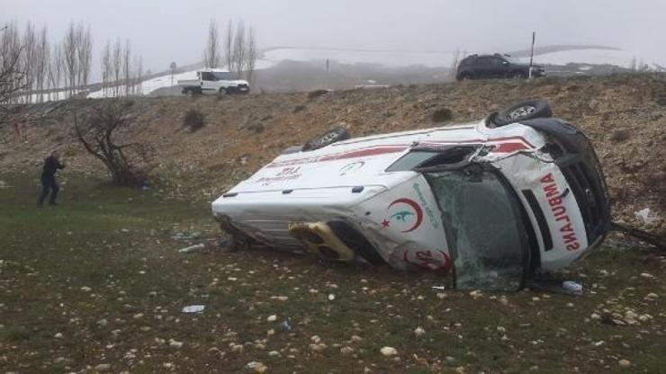 Ambulans, şarampole yuvarlandı: 3 yaralı