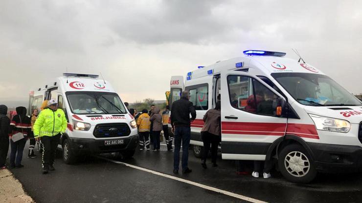 Öğrenci servisi kamyona çarptı: 10 öğrenci yaralı