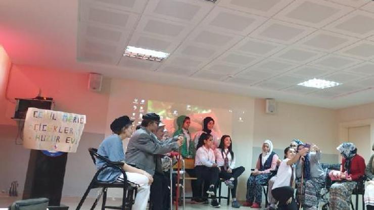 Öğrenciler tiyatro oyunuyla yaşlılığa dikkat çekti