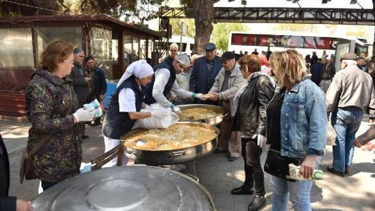 Çanakkale Belediyesi kandil pilavı dağıttı