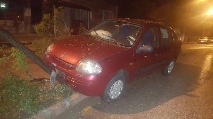 Kontrolünü kaybeden araç, ağacı yıkarak durabildi