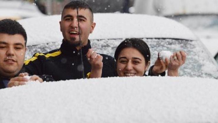 Erzurumda dolu, kenti beyaza bürüdü