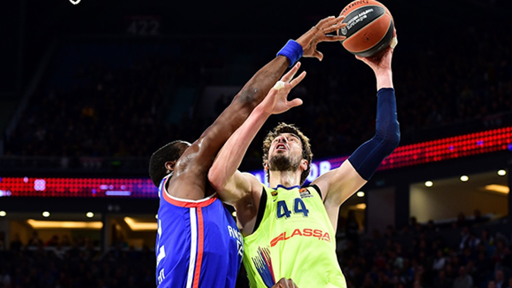 Anadolu Efes - Barcelona maç sonucu: 72-74