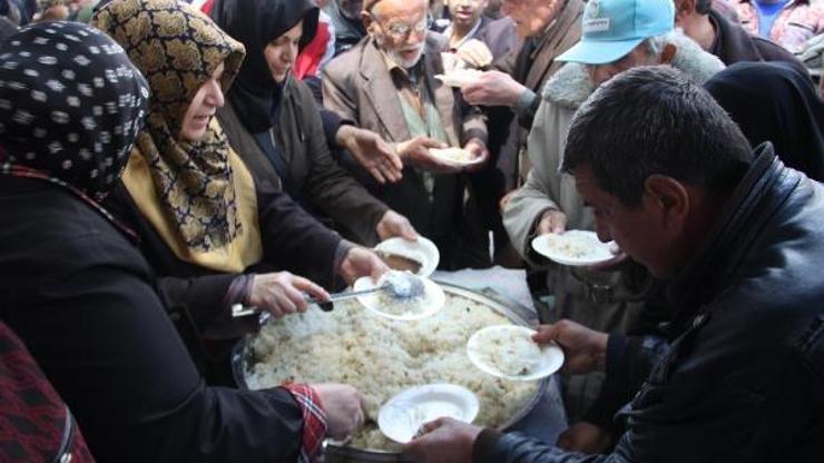 Rahmet Vakfı 3 bin kişilik pilav dağıttı