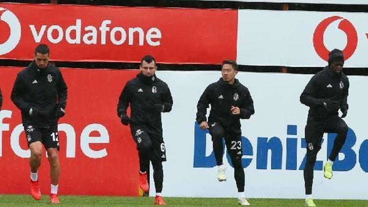 Beşiktaş, sağanak yağmur altında çalıştı