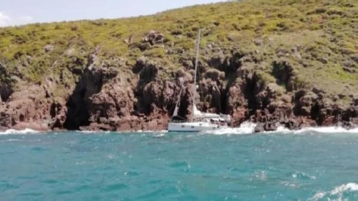 Dalgalar nedeniyle karaya oturan teknenin imdadına sahil güvenlik yetişti