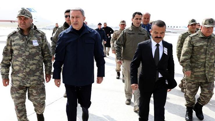 Bakan Akar ve komutanlar sınırda