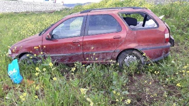 Otomobil şarampole yuvarlandı, anne-baba yaralandı, bebekleri öldü
