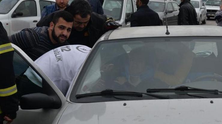 Araçta sıkışan hamile eşinin başından ayrılmadı