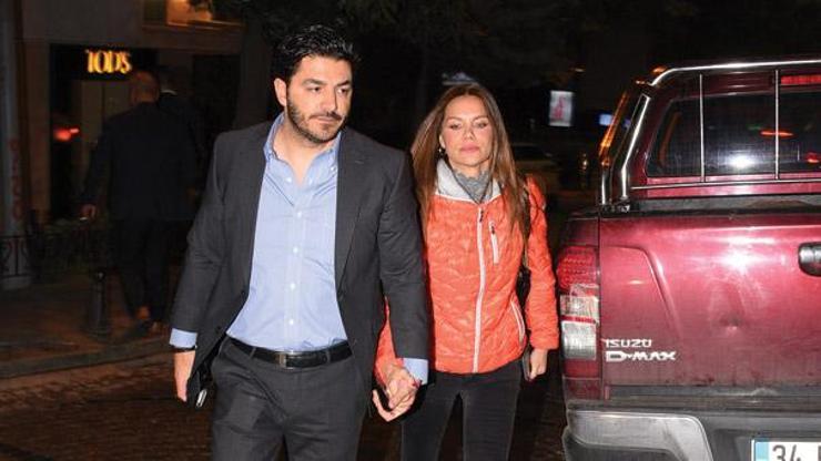 Sevgililer el ele