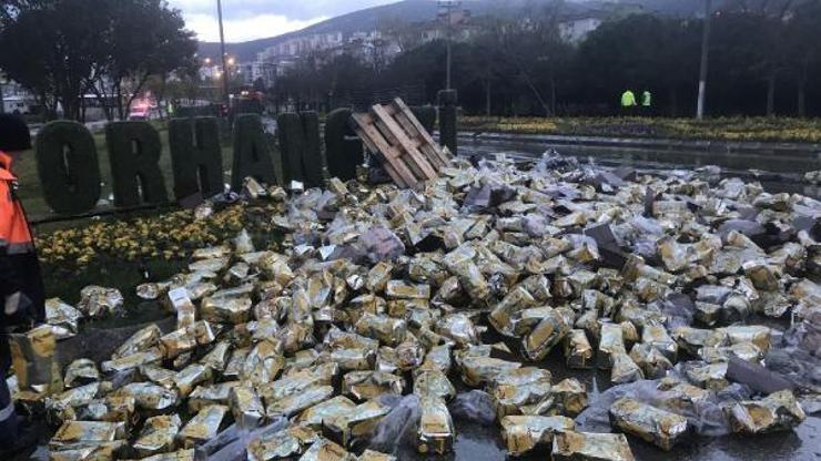TIR devrildi, 20 ton zeytinyağı yola döküldü
