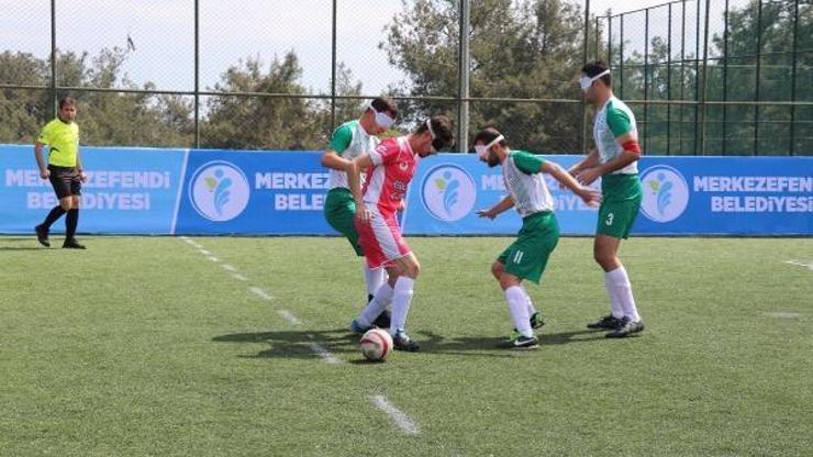 Görme engelli futbolcular kıyasıya mücadele etti