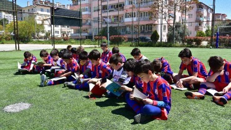 Antrenman öncesi kitap okudular