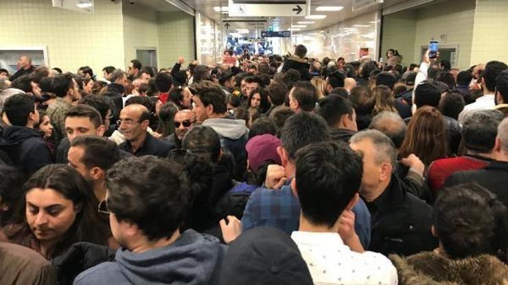 Miting nedeniyle Marmaray İstasyonunda yoğunluk yaşandı