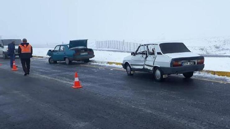 Karakoçanda otomobiller çapıştı: 3 yaralı