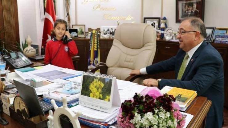 Başkan Salman, makam koltuğunu çocuklara bıraktı