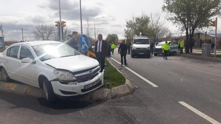 Ekip aracı ile otomobil çarpıştı: 2si polis 3 yaralı
