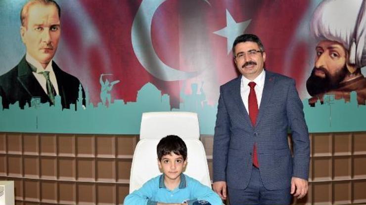 Başkan Yılmaz, makam koltuğunu miniklere bıraktı