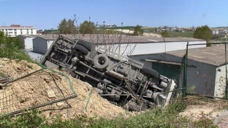 Arnavutköyde kamyon yol kenarına devrildi