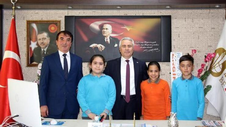 Çocuk başkandan koltuğu devraldı