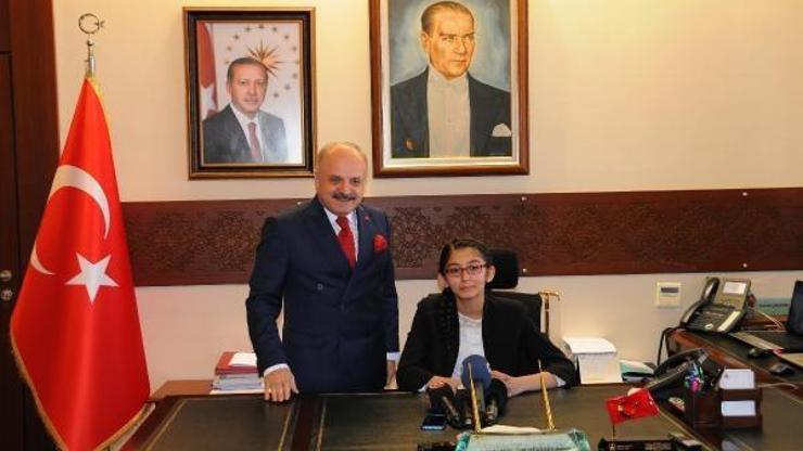 Vali Çakacak, koltuğunu öğrencilere bıraktı