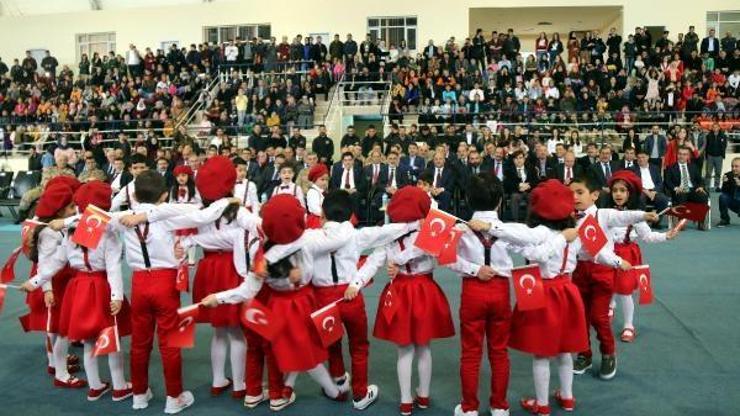 Bitliste kutlamalar soğuk hava nedeniyle salonda yapıldı
