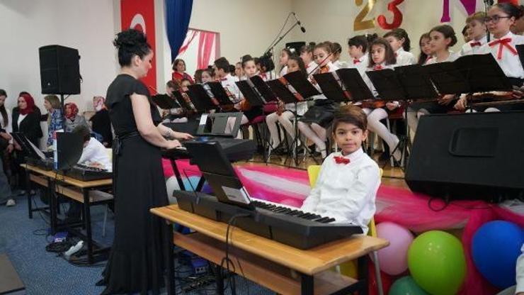 23 Nisanda hem çaldılar hem söylediler