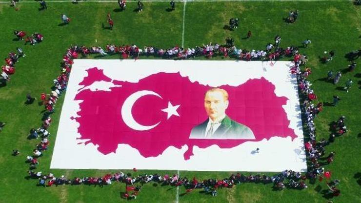 Çocuklar, puzzledan Türkiye haritası yaptı