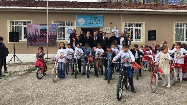 Bisikletlerini tamir edip, köy okulu öğrencilerine hediye ettiler