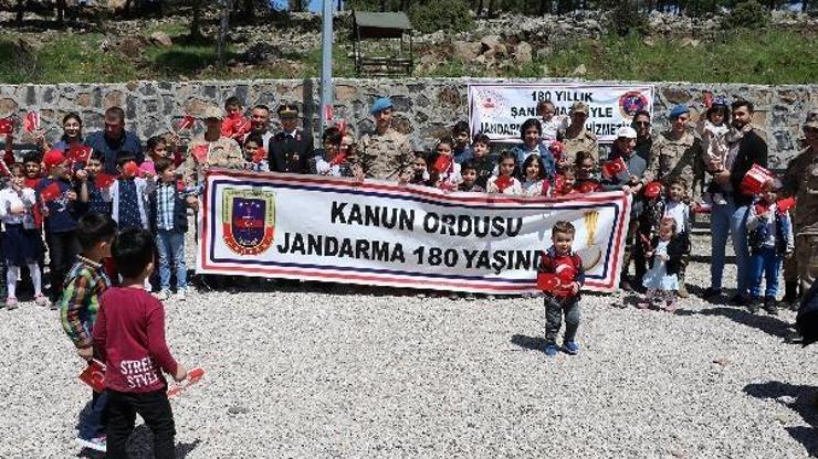 Kiliste jandarmadan çocuklara hediye