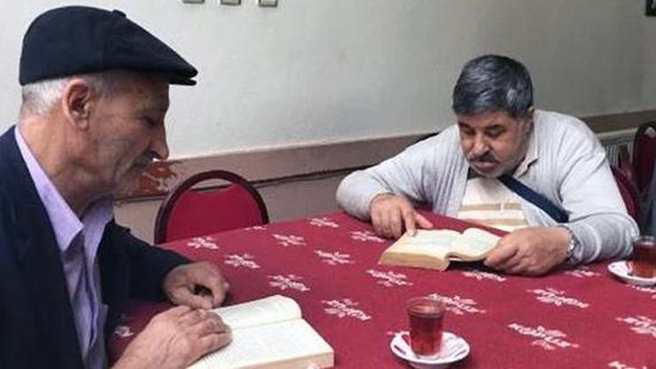 Bu kahvede 1 saat kitap okuyana çay ücretsiz