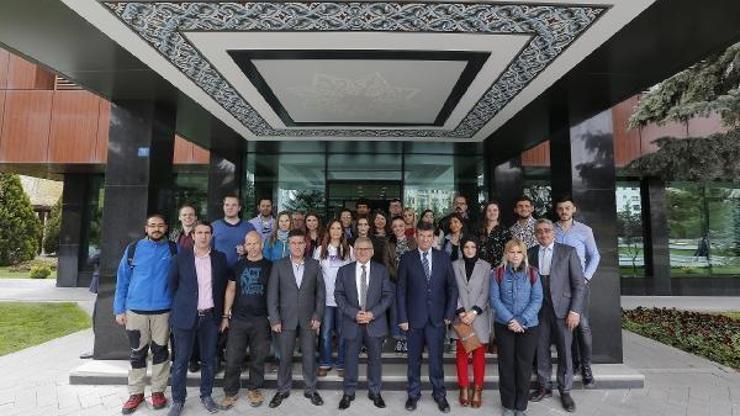 Farklı ülkelerden gelen gençlerden Başkan Büyükkılıça ziyaret